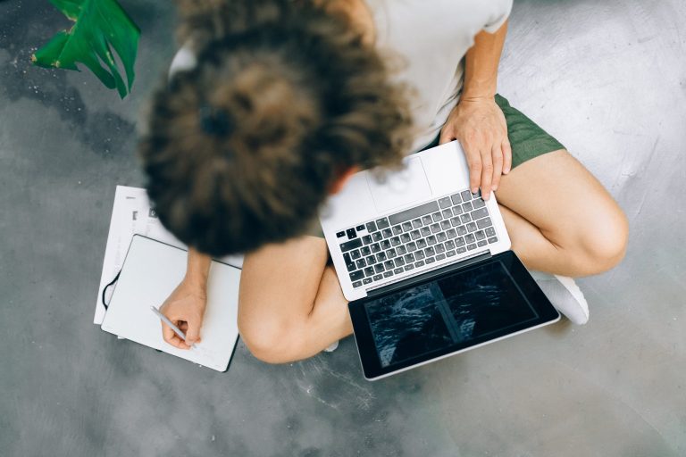 Afbeelding van iemand op een laptop voor de pagina Pensioen voor zzp-ers