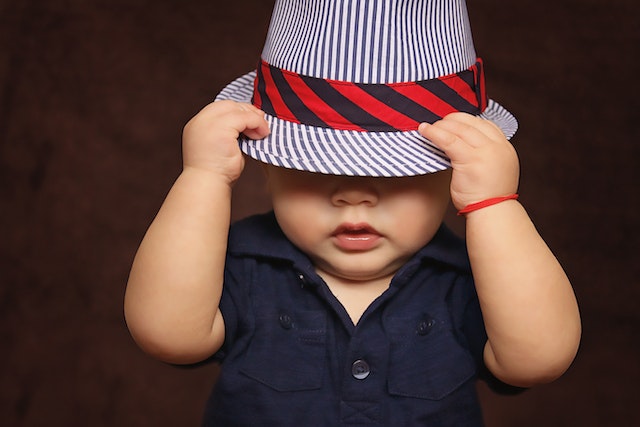 Foto van een baby met een hoedje voor de pagina ouderschapsverlof en pensioen