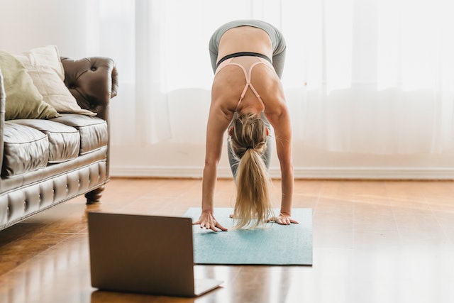 Mevrouw die yoga doet voor de blog duurzame inzetbaarheid en pensioen