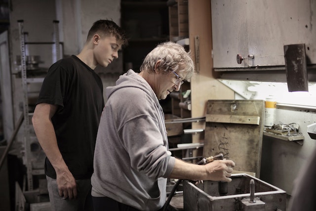 Foto van oude man aan het werk voor blog Ik ga niet tot 67 jaar doorwerken