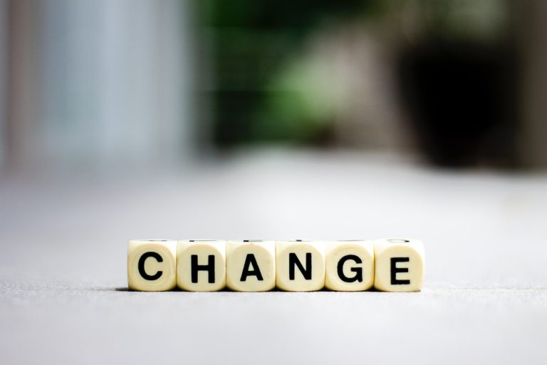 Foto met dobbelstenen die 'change' spellen voor de blog alles verandert