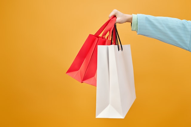 Foto van iemand die twee shoppingbags vast houd voor de blog shoppen pensioenkapitaal