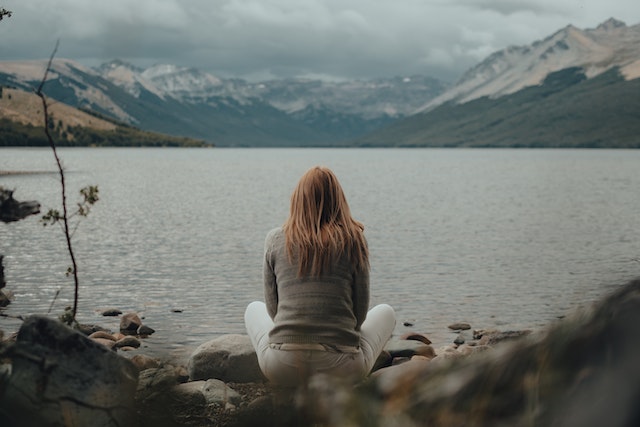 Foto van iemand die aan het water zit voor de blog wezenpensioen