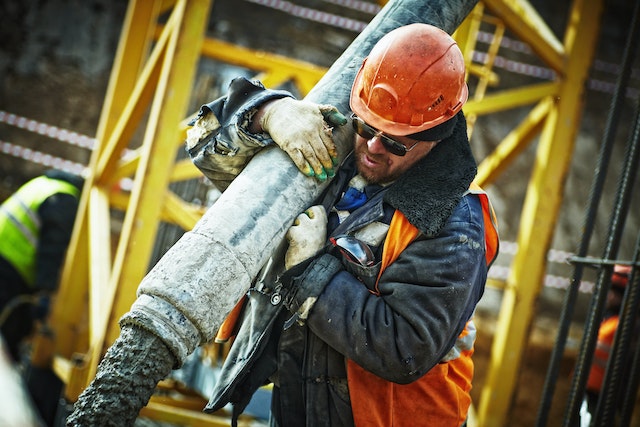 Foto van een bouwvakker aan het werk voor de blog Kosten indexatie pensioen in de bouw